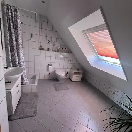 Schoenes Und Badezimmer In Einfamilienhaus * Тетнанг